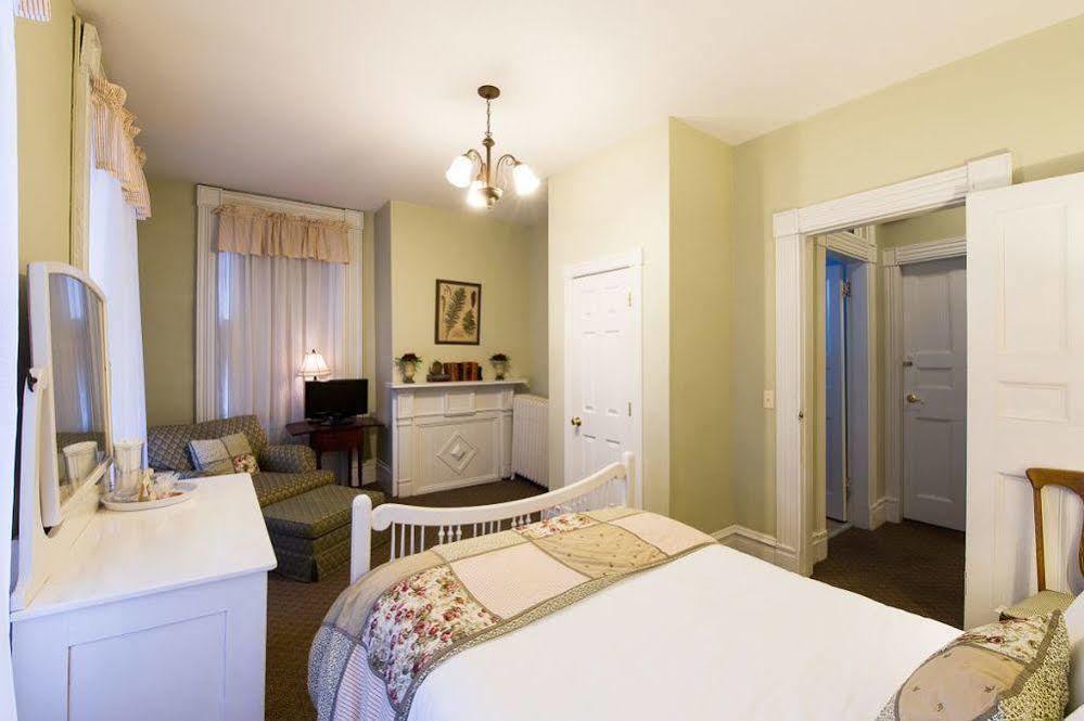 Rogues Harbor Inn Lansing المظهر الخارجي الصورة